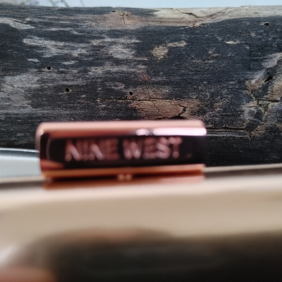 NINE WEST METALLIC CLUTCH - Picture 4 of 6